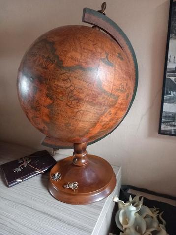 Globe vintage disponible aux enchères