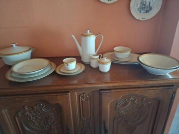 Uitgebreid tafelservies beschikbaar voor biedingen