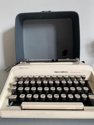 Ancienne machine à écrire vintage Remington Travel-Riter disponible aux enchères