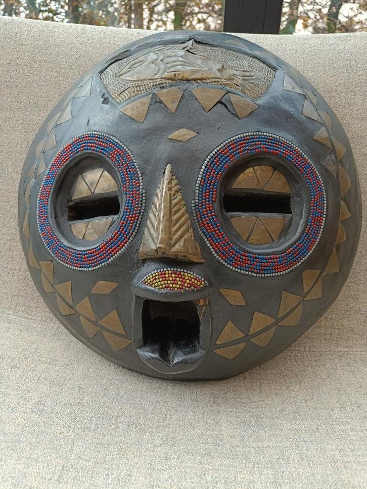 Groot oud Afrikaans masker. In hout, koper en pareltjes., Antiek en Kunst, Kunst | Niet-Westerse kunst, Ophalen of Verzenden