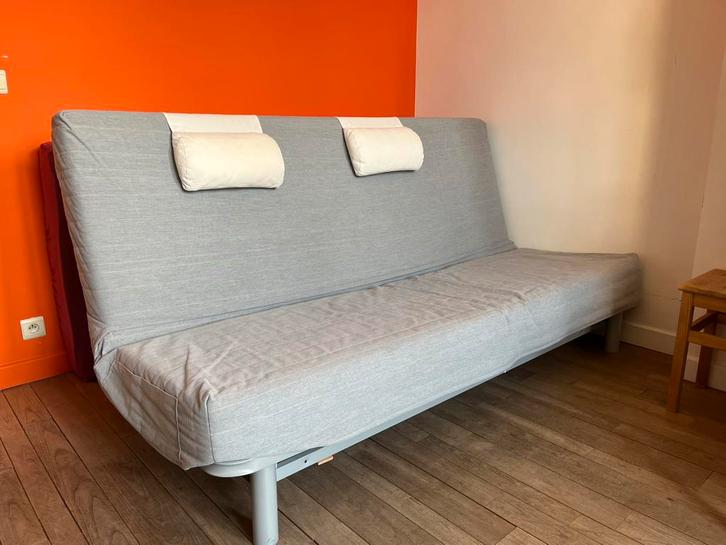 Canapé-lit gris clair (140x200), en bon état general!, Huis en Inrichting, Slaapkamer | Slaapbanken, Grijs, Ophalen