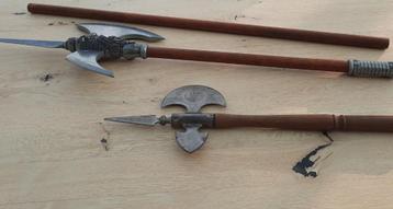 Hellebaard en strijdbijl beschikbaar voor biedingen