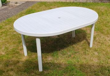 Witte terras tafel beschikbaar voor biedingen