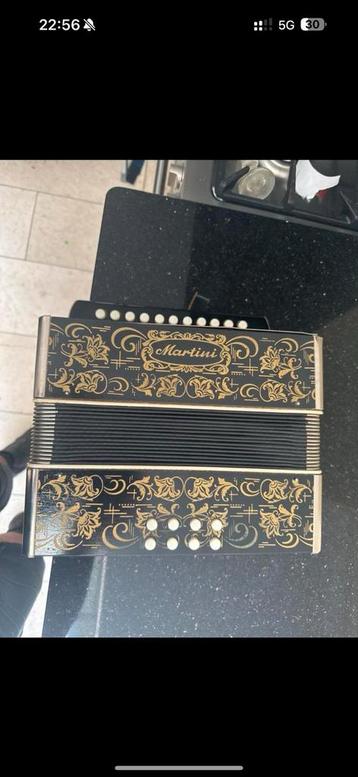 Vintage Martini Accordeon beschikbaar voor biedingen