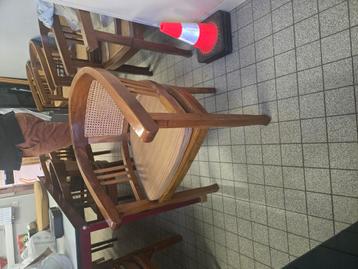 26 stoelen beschikbaar voor biedingen