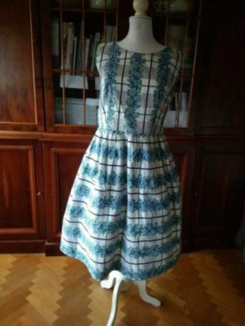 Mooie vintagejurk handgemaakt met blauwe bloemetjes maat M -, Kleding | Dames, Jurken, Maat 38/40 (M), Ophalen