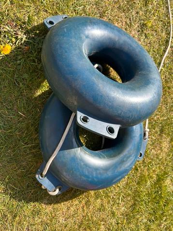 2 ring fenders diam 35 cm beschikbaar voor biedingen