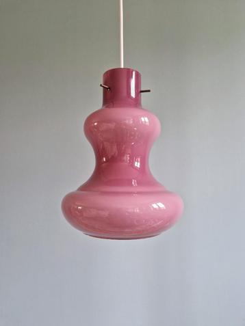 Suspension vintage en verre opaline mauve, années 1960 disponible aux enchères