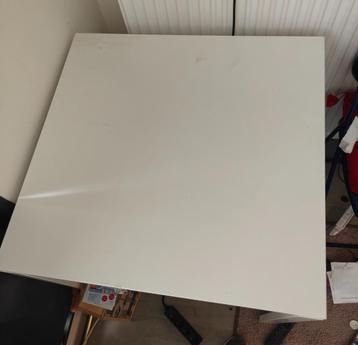 Witte tafel — praktisch en functioneel beschikbaar voor biedingen