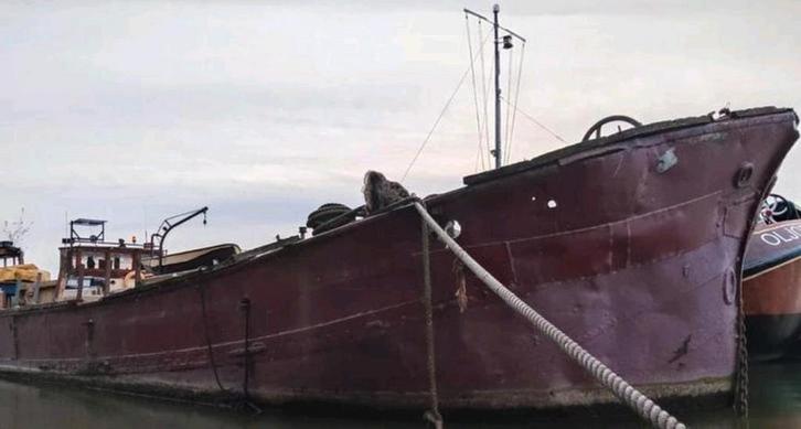 Stalen schip 24 meter bij 5 breed in Nederland, Watersport en Boten, Platbodems, Gebruikt, Staal, Ophalen of Verzenden