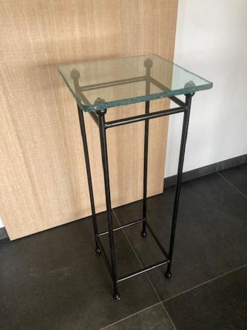 bijzettafel in rond zwart smeedijzer 2cm,  met glazen blad  beschikbaar voor biedingen