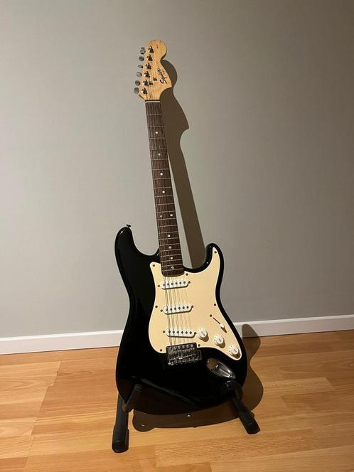 Fender Squier Strat - Elektrische gitaar & accessoires, Muziek en Instrumenten, Snaarinstrumenten | Gitaren | Elektrisch, Zo goed als nieuw