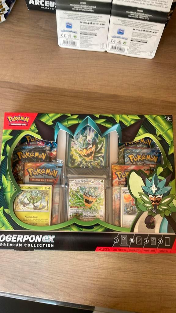 Pokemon ogerpon ex premium collection, Hobby en Vrije tijd, Verzamelkaartspellen | Pokémon, Nieuw, Overige typen, Foil, Ophalen