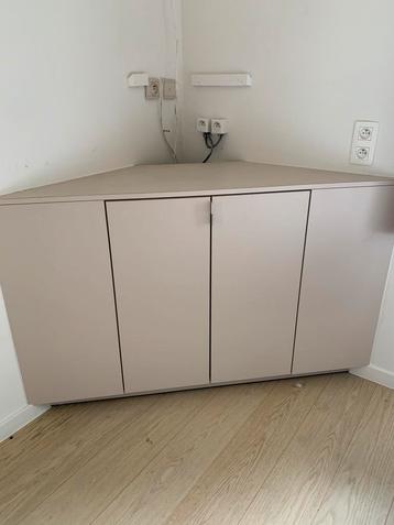 Hoekkastje beige beschikbaar voor biedingen