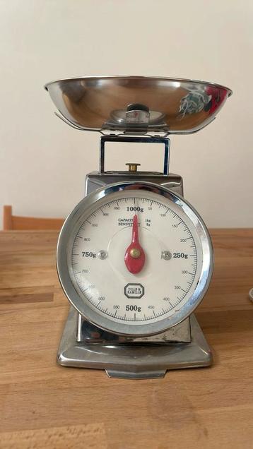 Retro weegschaal dille en kamille beschikbaar voor biedingen