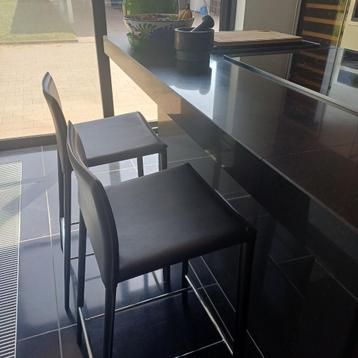 2 volledig lederen zwarte barstoelen keuken beschikbaar voor biedingen
