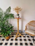 Vintage rotan plantenstaander / bamboo bijzettafel retro, Comme neuf, 50 à 100 cm, Rond, Autres essences de bois