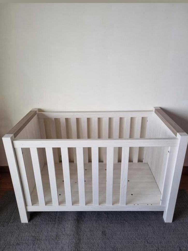Babybed te koop — als nieuw! 70x120 cm, Kinderen en Baby's, Kinderkamer | Complete kinderkamers, Zo goed als nieuw, Ophalen of Verzenden
