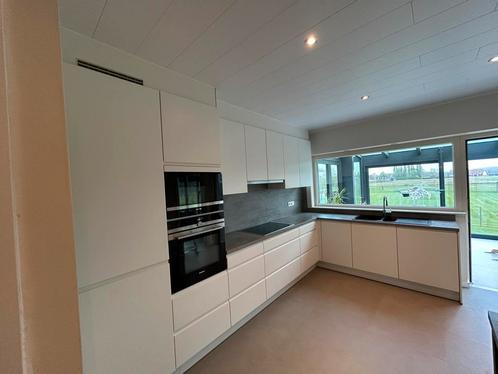 Keuken + toestellen, Huis en Inrichting, Keuken | Complete keukens, Zo goed als nieuw, Hoekkeuken, Wit, Hout, Ophalen