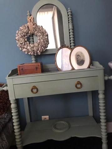 Oude antieke wastafel in nieuw kleurtje beschikbaar voor biedingen