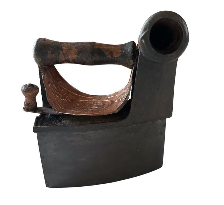 Houtskoolijzer met schoorsteen Mondragon N6, Antiek en Kunst, Antiek | Gereedschap en Instrumenten, Ophalen of Verzenden