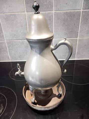 Antieke koffiepot beschikbaar voor biedingen