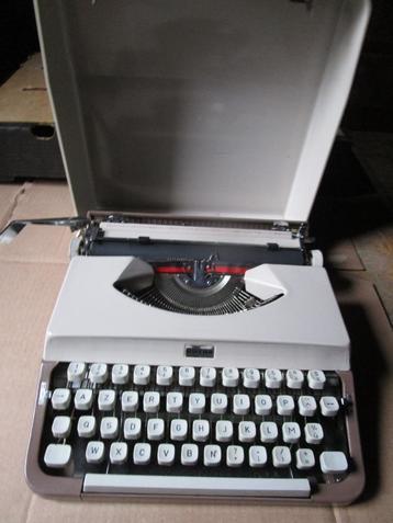Vintage typemachine Riccar, met koffer beschikbaar voor biedingen