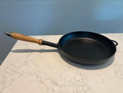 Staub gietijzeren koekenpan 28 cm mat zwart heel goede staat, Huis en Inrichting, Keuken | Potten en Pannen, Gebruikt, Koekenpan of Braadpan