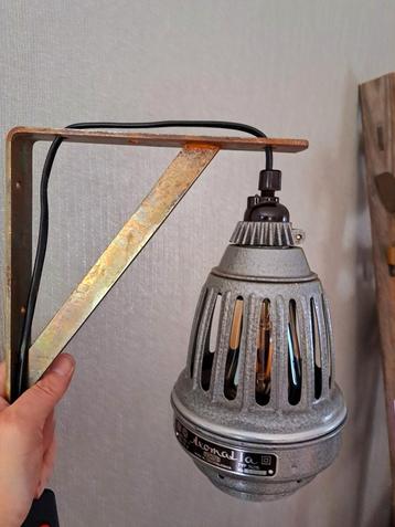 Upcycled muurlamp beschikbaar voor biedingen