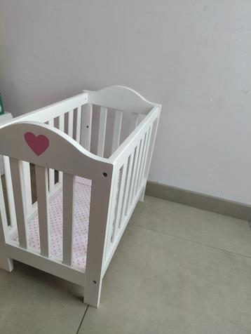 Witte houten poppenbedje beschikbaar voor biedingen