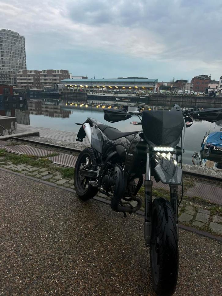 Sherco 50 SM-R Black Moon, Fietsen en Brommers, Brommers | Derbi, Zo goed als nieuw, Klasse B (45 km/u), Ophalen