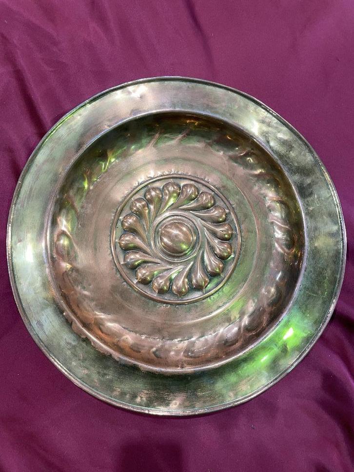 Offerschaal met Neurenbergse inrichting — koper/messing, Antiek en Kunst, Antiek | Brons en Koper, Koper, Ophalen of Verzenden