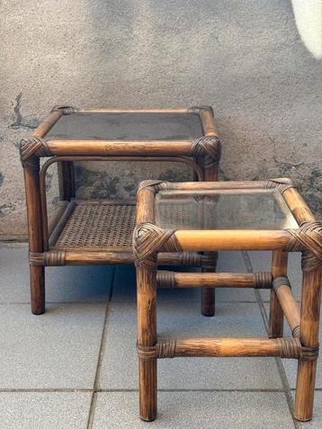 Vintage bamboe rotan bijzettafeltjes beschikbaar voor biedingen