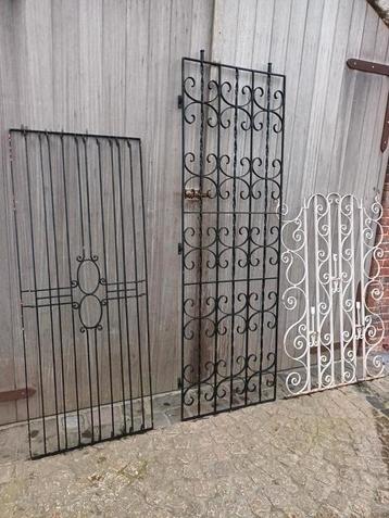 2 smeedijzeren wandrekken  beschikbaar voor biedingen