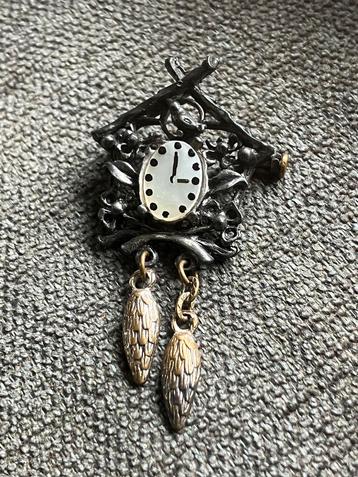 Miniatuur zilveren koekoeksklok broche beschikbaar voor biedingen