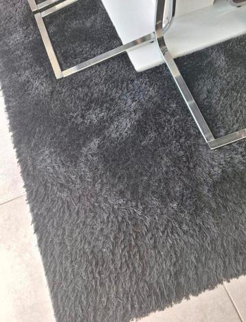 Zwart tapijt beschikbaar voor biedingen