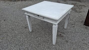 mooie vierkante tafel beschikbaar voor biedingen