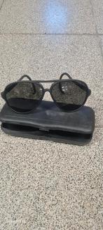 Lunettes de soleil militaires, Enlèvement