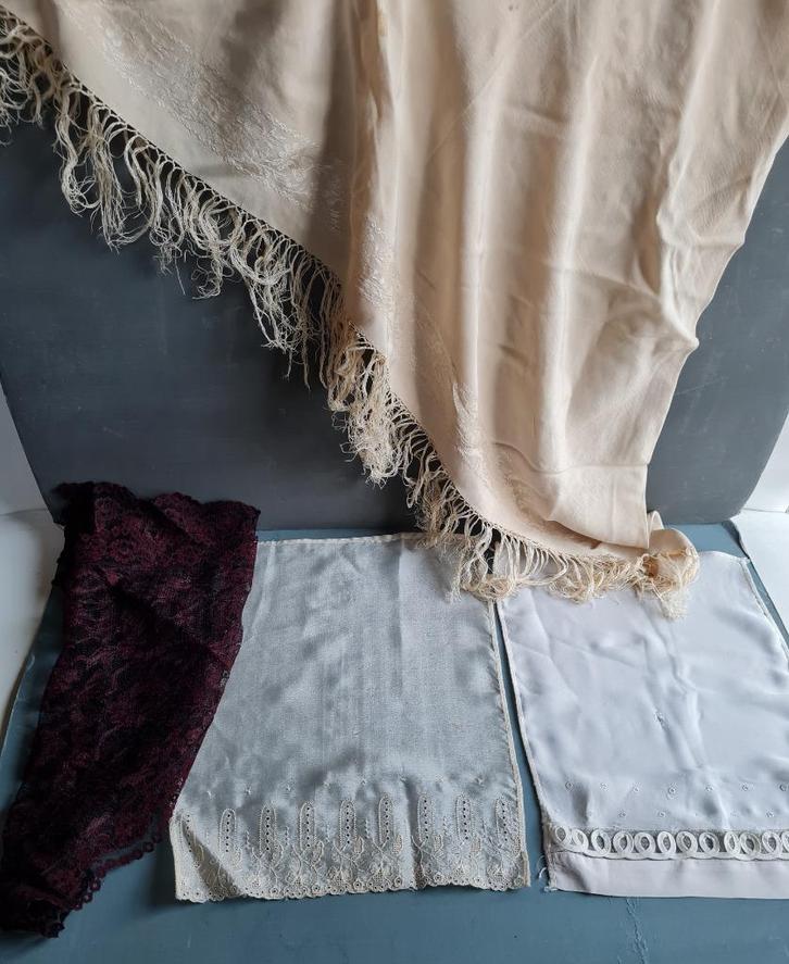 3 antieke Habotai zijde sjaals en 1 oude kanten, Antiek en Kunst, Antiek | Kleding en Textiel, Dames, Heren, Ophalen of Verzenden