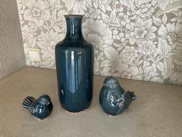 Decoratieve vaas met 2 bijpassende vogels. Zeer goede staat  beschikbaar voor biedingen