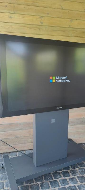 Microsoft Surface Hub 1597, y compris un pied à roulettes