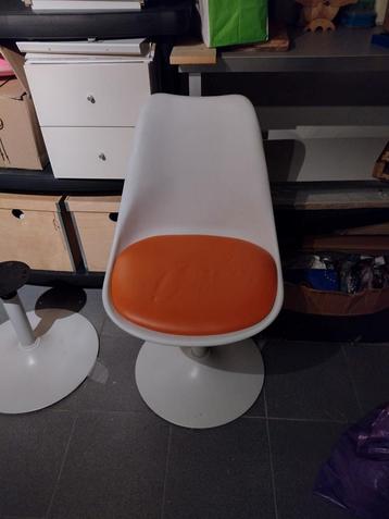 Chaises pivotantes rétro avec coussin orange prix par 3 pièc