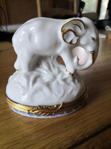 petit éléphant en porcelaine de Limoges, peint main (La rein disponible aux enchères