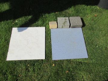 +- 50 st.tegels wit en blauw gemengd,    beschikbaar voor biedingen