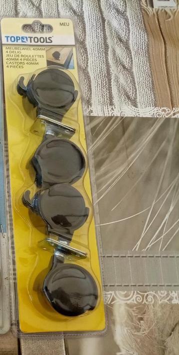 4 roulettes de 40 mm beschikbaar voor biedingen