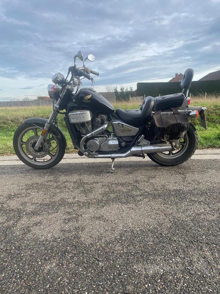 Honda vt700 ‘86 (shadow), Motos, Motos | Marques Autre, Particulier, Chopper, plus de 35 kW, 2 cylindres, Permis Moto A, Transmission par cardan