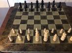 Klasse schaakspel met metalen schaakbord., Hobby en Vrije tijd, Gezelschapsspellen | Bordspellen, Ophalen of Verzenden