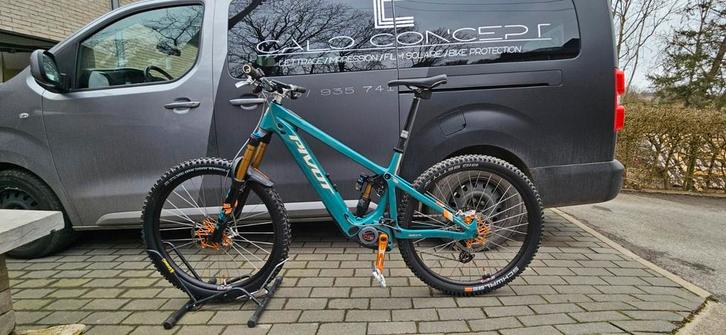 Pivot Shuttle LT Team 2025, Vélos & Vélomoteurs, Vélos | Vélos avec bac, Comme neuf