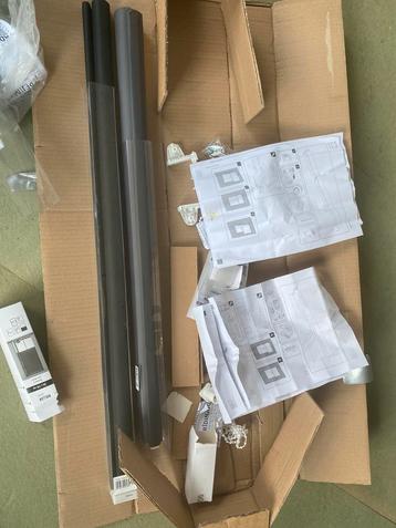 2 zon verduisterende rolgordijnen beschikbaar voor biedingen