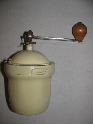 Metalen Peugeot koffiemolen model G1. beschikbaar voor biedingen